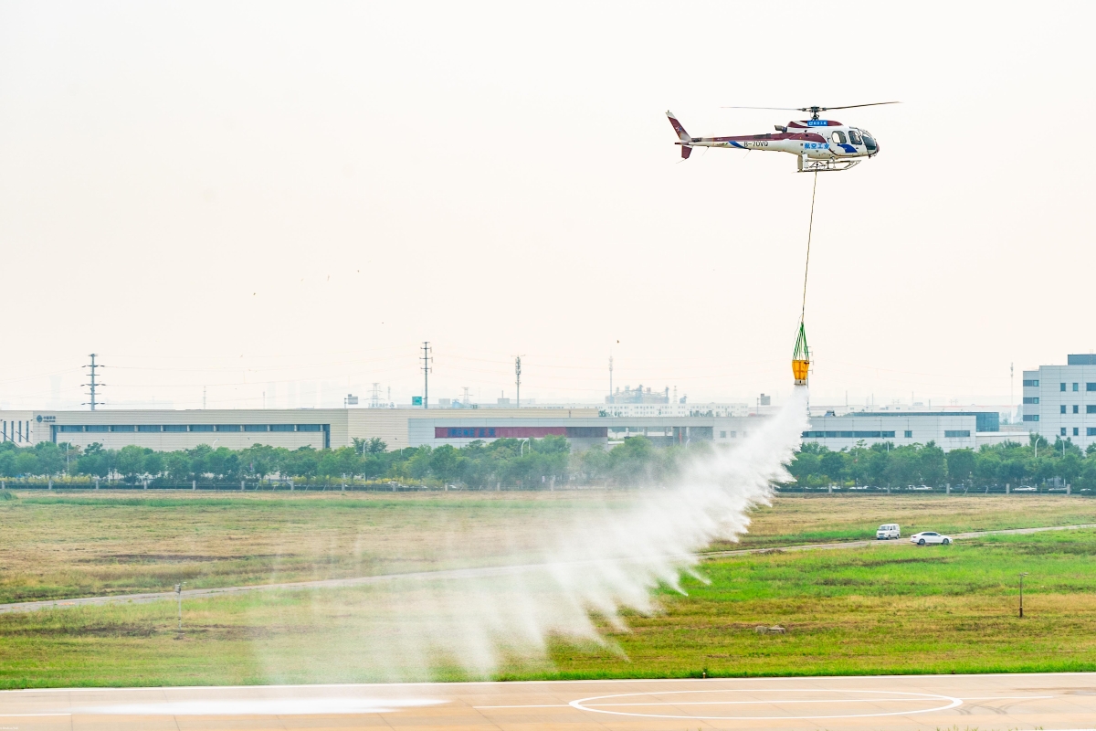 AC311A进行飞行预演。摄影：岳书华-1